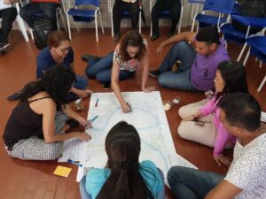 group discussion in Rio Branco BR to identify disaster hotspots with sketch map, (c) https://scilogs.spektrum.de/klartext/bruecken-bauen/